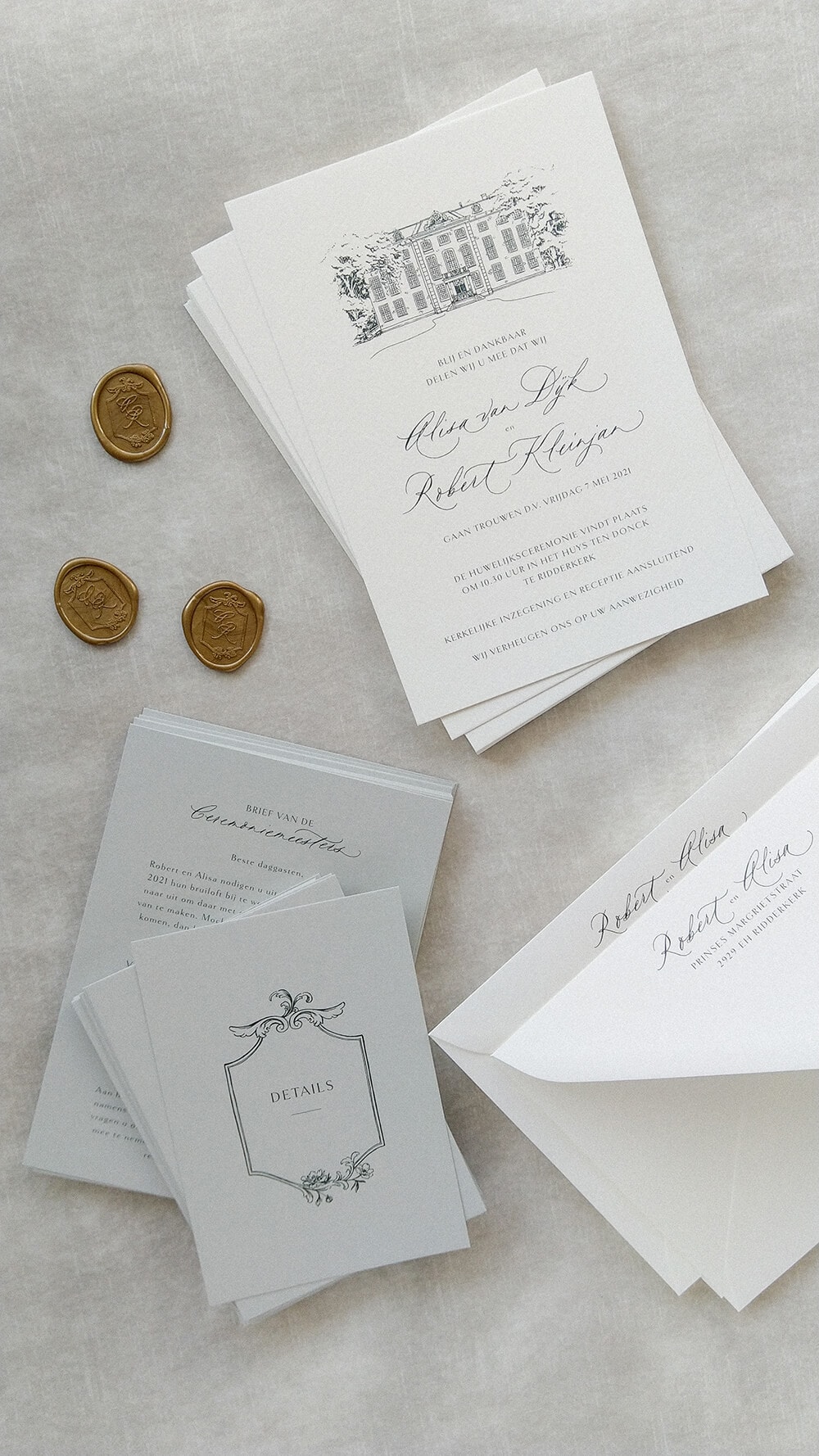 Fine art trouwkaart op maat met illustratie van trouwlocatie, custom monogram en gepersonaliseerde lakzegels - Huys ten Donck, Ridderkerk