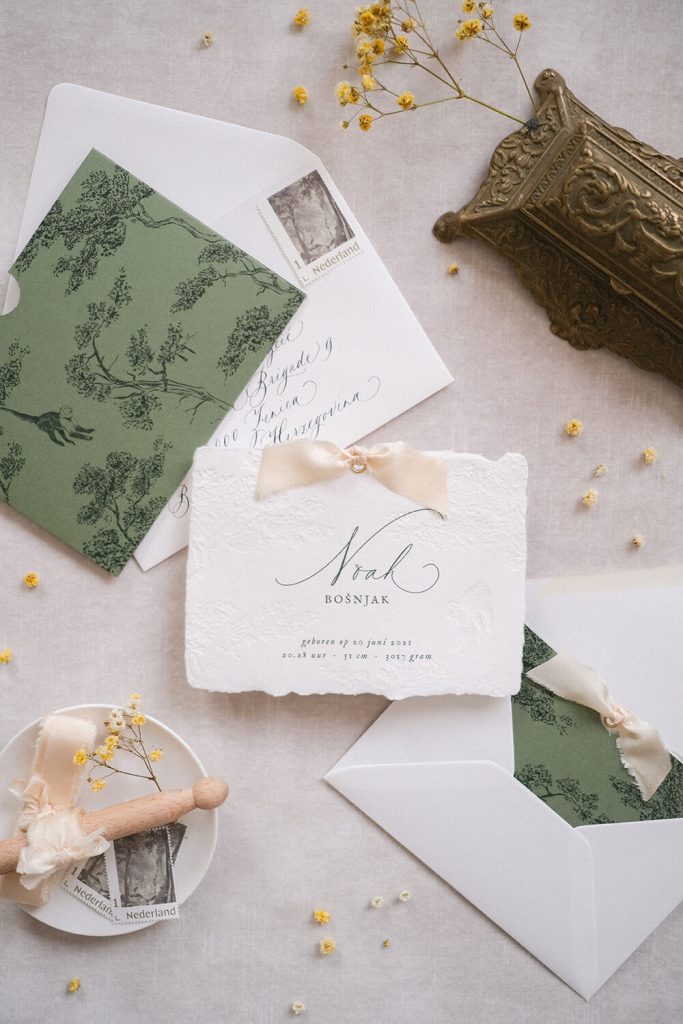 Fine art Geboortekaartje met zijden lint en geschept papier - Pen to Paper